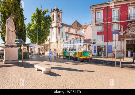 L'approche de tramway Miradouro de Santa Luzia par le Largo das Porto do Sol à Lisbonne Banque D'Images