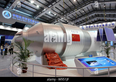 --FILE--un modèle de l'Tiangong-1 module de l'espace est visible sur l'affichage à la 8ème China International l'aéronautique et de l'exposition, connu sous le nom de Airshow C Banque D'Images