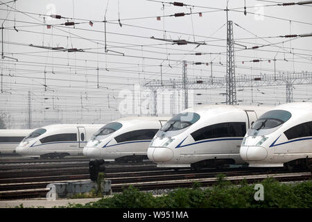 --FILE--CRH380B bullet train est photographié à la gare sud de Beijing à Beijing, Chine, 29 juin 2011. Chines de trains à grande vitesse peuvent s'élève Banque D'Images