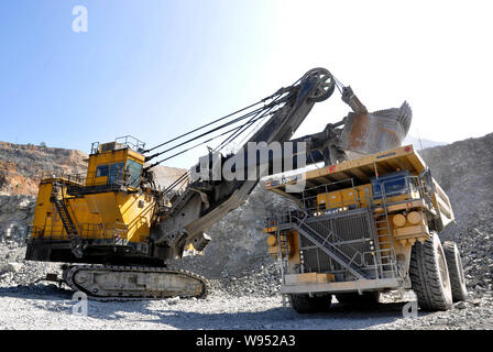 --FILE--A mining machine lance un camion avec des minerais de cuivre à la mine de cuivre à ciel ouvert de Dexing Jiangxi Copper Corporation, à l'est de la ville de Dexing Chines J Banque D'Images