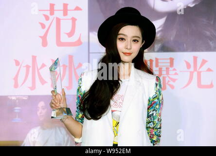 --FILE--L'actrice chinoise Fan Bingbing pose lors d'une conférence de presse pour le film, double exposition, à Beijing, Chine, 24 octobre 2012. Fan Bingbing, th Banque D'Images