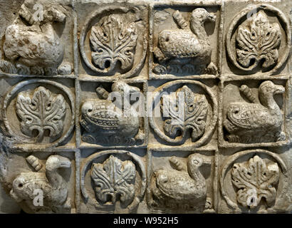 Les oiseaux ont voulu signer fin de la 7ème, 1ère moitié du 8ème siècle Prov. Eshaqabad (autour de Rayy (Iran) Persie stuc sculpté) Banque D'Images