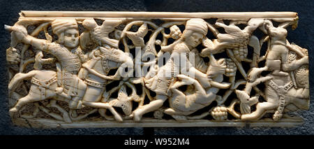 L'Art Islamique plaques décoratives de l'Égypte, le Claire, 11e siècle, ils illustrent les plaisirs princiers, boissons, musique, danse, scène de chasse. (L'Ivoire et la sculpture ajourée) Banque D'Images