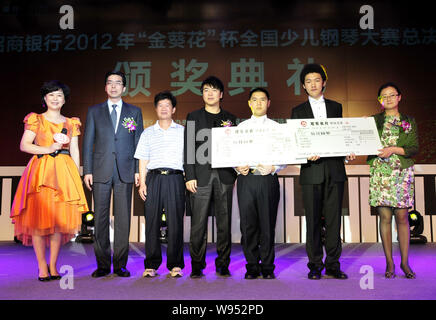 Le pianiste chinois Lang Lang, au centre, pose avec de jeunes enfants et d'autres invités lors de la soirée de remise des prix après la finale d'un programme national de piano juvénile compet Banque D'Images