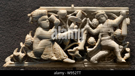 L'Art Islamique plaques décoratives de l'Égypte, le Claire, 11e siècle, ils illustrent les plaisirs princiers, boissons, musique, danse, scène de chasse. (L'Ivoire et la sculpture ajourée) Banque D'Images