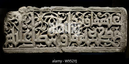 Éléments frise 11 - 12 siècle Iran Ahvaz, Grès cimetière, décor sculpté de l'Iran, 1000 - 1200,le cimetière Ahvaz Ahvaz, près de Suse, était la capitale de Khouzistan (sud-ouest de l'Iran) dans les premiers siècles de l'Islam. C'était alors un important centre commercial, connecté au port de Bassorah (sud de l'Iraq), le texte contient une formule funéraire et passages coraniques. Banque D'Images