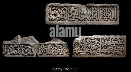 Éléments frise 11 - 12 siècle Iran Ahvaz, Grès cimetière, décor sculpté de l'Iran, 1000 - 1200,le cimetière Ahvaz Ahvaz, près de Suse, était la capitale de Khouzistan (sud-ouest de l'Iran) dans les premiers siècles de l'Islam. C'était alors un important centre commercial, connecté au port de Bassorah (sud de l'Iraq), le texte contient une formule funéraire et passages coraniques. Banque D'Images