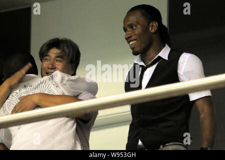 L'ancien attaquant de Chelsea Didier Drogba, le nouveau membre de la Shanghai Shenhua, montres le 17 tour de la match de football chinois 2012 Super Banque D'Images