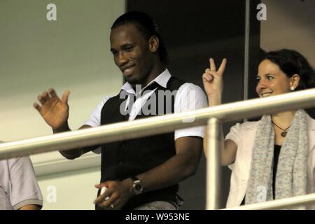 L'ancien attaquant de Chelsea Didier Drogba, le nouveau membre de la Shanghai Shenhua, montres le 17 tour de la match de football chinois 2012 Super Banque D'Images