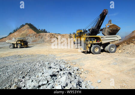 --FILE--A mining machine lance un camion avec des minerais de cuivre à une mine de cuivre à ciel ouvert dans la ville, à l'est Chinas Dexing Jiangxi province, 10 septembre 2010. Banque D'Images