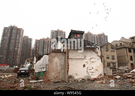 Une fresque créée par VHILS est considérée parmi les maisons démolies dans le district de Huangpu, Shanghai, Chine, 12 février 2012. L'artiste de rue portugais VHILS Banque D'Images