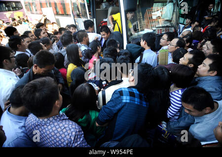 Une foule de touristes chinois se précipiter à bord d'un bus à une station de bus longue distance avant la fête de la Mi-automne et la Journée nationale de vacances à Jinan Banque D'Images