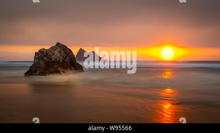 Plage de Holywell à Cornwall pendant le coucher du soleil en été, capturés à l'aide de techniques d'obturation lente. Banque D'Images
