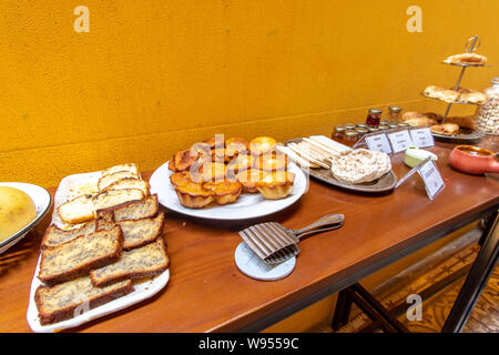 Un joli assortiment d'aliments pour petit déjeuner sur l'affichage Banque D'Images