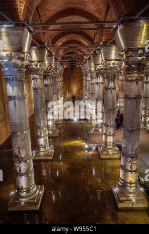 La citerne de Théodose est l'une des nombreuses anciennes citernes de Constantinople qui se trouvent sous la ville d'Istanbul, Turquie. Banque D'Images