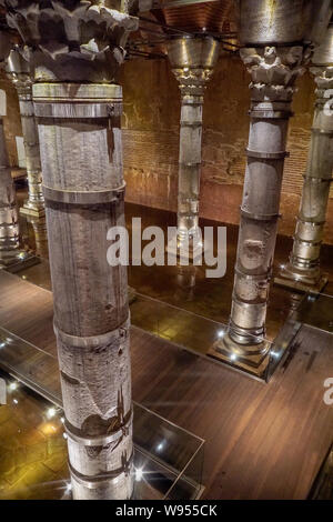 La citerne de Théodose est l'une des nombreuses anciennes citernes de Constantinople qui se trouvent sous la ville d'Istanbul, Turquie. Banque D'Images