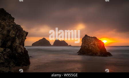 Plage de Holywell à Cornwall pendant le coucher du soleil en été, capturés à l'aide de techniques d'obturation lente. Banque D'Images