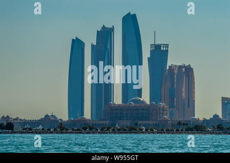 La ville d'Abu Dhabi Corniche le long beach prises à partir d'un bateau en eau Banque D'Images