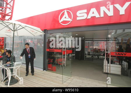 --File--visiteurs portent sur le stand de Sany lors d'une foire de Shanghai, Chine, le 26 novembre 2008. Fabricant de machinerie lourde chinois Sany s'ap Banque D'Images