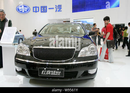 --FILE--visiteurs regardez une Hongqi (Drapeau rouge) Shengshi de FAO, anciennement appelé Hongqi HQ3, à la 13e Shanghai International Automobile Exhib Banque D'Images