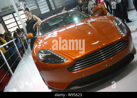 --File--visiteurs regarder une voiture de sport Aston Martin lors d'une auto show à Shanghai, Chine, le 19 avril 2011. Voiture de sport de luxe britannique bouilloire Aston Mar Banque D'Images