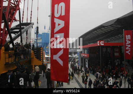 --File--visiteurs portent sur le stand de Sany lors d'une exposition à Shanghai, Chine, le 26 novembre 2008. Sany Heavy Industry Co., géré par Chines ric Banque D'Images