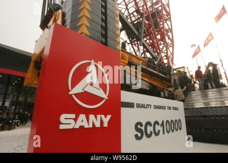 --File--visiteurs portent sur le stand de Sany lors d'une exposition à Shanghai, Chine, le 26 novembre 2008. Sany Heavy Industry Co., géré par Chines ric Banque D'Images