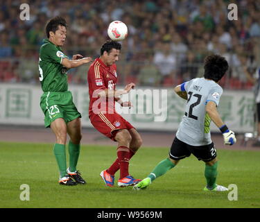 Claudio Pizarro (C) du Bayern Munich est photographié au cours d'un match amical contre Beijing Guoan à Beijing, Chine, le 24 juillet 2012. Bayren Munich groupes Banque D'Images