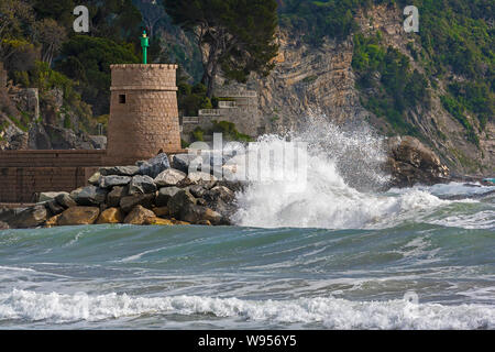 La côte de Ligurie en Italie pendant une tempête printanière.