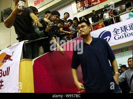 Chines retraités Yao Ming basketball est photographié pendant son match d'adieu d'amis à Dongguan City, province de Guangdong, en Chine du Sud, 6 avril 2012. Banque D'Images