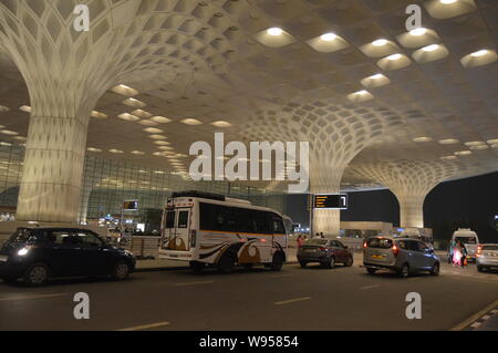 Beaux extérieurs de l'aéroport international de Mumbai pendant la nuit a également appelé l'aéroport international de Chhatrapati Shivaji Banque D'Images