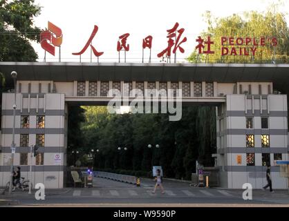 --File--piétons passent devant le quartier général des peuples Daily à Beijing, Chine, 11 juin 2011. Le site web des peuples Daily, le phare Banque D'Images