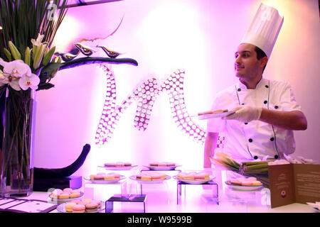 Un chef propose un dessert à l'inauguration de l'hôtel Grand Mercure Shanghai Zhongya à Shanghai, Chine, 28 février 2012. Le plus grand opérateur de l'hôtel un Banque D'Images