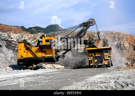 --FILE--A mining machine lance un camion avec des minerais de cuivre à la mine de cuivre à ciel ouvert de Dexing Jiangxi Copper Corporation, à l'est de la ville de Dexing Chines J Banque D'Images
