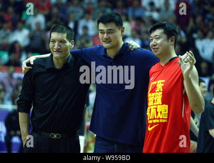 Chines retraités Yao Ming basketball (C) pose avec Chines de joueurs de basket-ball Wang Zhizhi (R) et Mengke Bateer amis pendant son match d'adieu je Banque D'Images