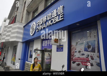 --FILE--un piéton passe devant une succursale de China Mobile dans la ville de Jingdezhen, Chine de l'est la province, 5 octobre 2012. China Mobile Ltd., le wo Banque D'Images