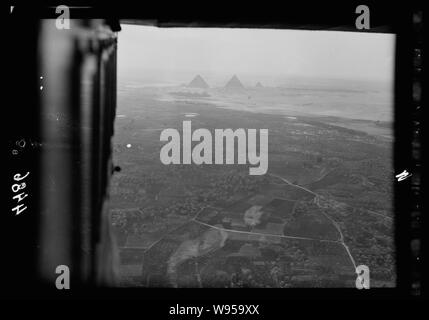 L'air vues de Palestine. Le vol du delta du Nil à Alexandrie. Pyramides en montrant la distance ligne distincte de la végétation du désert au-delà de la vallée du Nil Banque D'Images