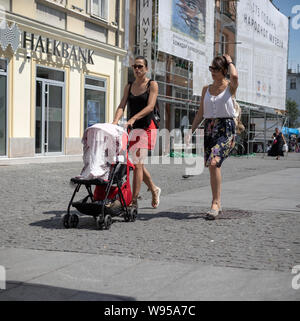 Belgrade, Serbie, 26 juillet 2019 : scène urbaine avec des gens marchant dans la rue Gospodska à Zemun Banque D'Images