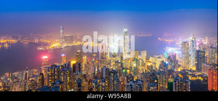 Vue panoramique sur le célèbre centre-ville de Hong Kong cityscape view d'horizon de Hong Kong pendant le crépuscule du temps vue depuis le Pic Victoria à Hong Kong. Banque D'Images