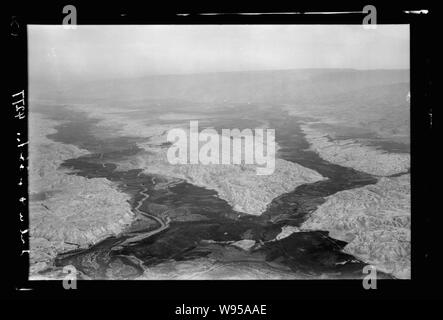 L'air vues de Palestine. Sur le volant au sud du Jourdain. Le Damieh district. Jordan united avec le Jabbok Banque D'Images