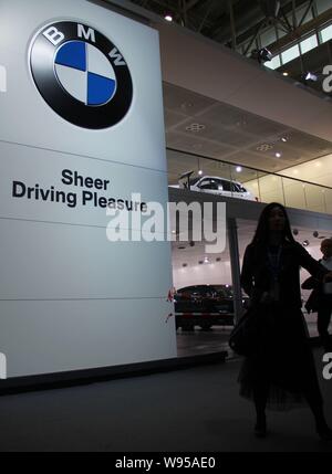 --File--un visiteur passe devant le stand de BMW lors d'une auto show à Beijing, Chine, 23 avril 2012. BMW est actuellement en pourparlers avec bri partenaire Banque D'Images