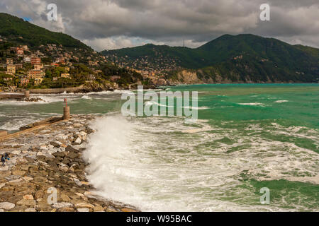 Vue sur la côte de Ligurie en Italie et la mer agitée