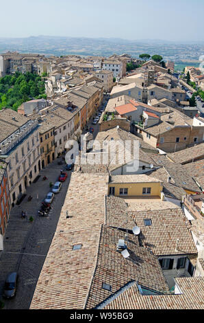 Vue vers le nord depuis le sommet de la Torre Civica, sur les toits de la vieille ville de Recanati, la rue principale, suivant les contours de la crête Banque D'Images