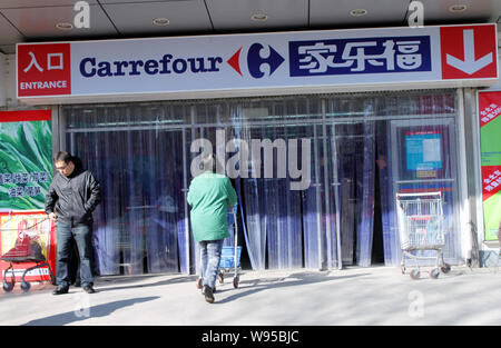 ---Fichier-clients chinois faire du shopping dans un supermarché Carrefour à Beijing, Chine, 19 novembre 2011. Le géant français Carrefour a établir Banque D'Images