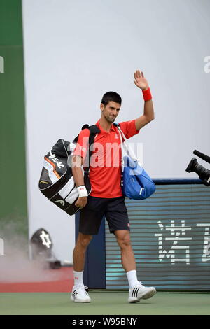 Novak Djokovic la Serbie de vagues de spectateurs que celui-ci arrivera à concurrencer Grigor Dimitrov de la Bulgarie dans leur deuxième tour de la mens chanter Banque D'Images