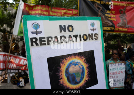 Démonstration par l'Afrikan Réparations émancipation mars jour Comité de Londres, Royaume-Uni. La réparation du bras de mouvement Afrique UK a été mis en place par Bernie Grant à la suite d'une conférence sur les réparations de la tenue au Nigeria en 1993 dans le but d'obtenir des réparations pour les dommages causés à l'Afrique et la diaspora africaine à travers l'esclavage, la colonisation, et le racisme. Banque D'Images