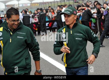 F1 finlandais Heikki Kovalainen, pilote de l'équipe Caterham est photographié au cours d'une réunion des fans de Shanghai, Chine, le 12 avril 2012. La formule un bouchain Banque D'Images