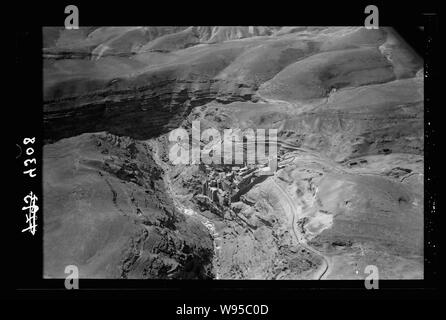 L'air vues de Palestine. Wadi Nar, Mar Saba, Neby Mousa. Couvent de Mar Saba. À LA S. montrant lit de valley et les routes de couvent Banque D'Images