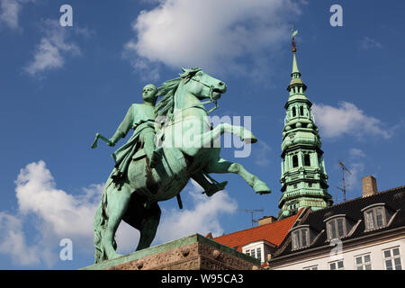 Statue d'Absalon Copenhague - equestrian statue en bronze d'Absalon, monument de la 12e siècle, archbisop le centre-ville de Copenhague, Danemark Europe Banque D'Images