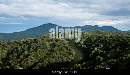 Ciel dramatique et les nuages au-dessus de Grandfather Mountain en Caroline du Nord Banque D'Images